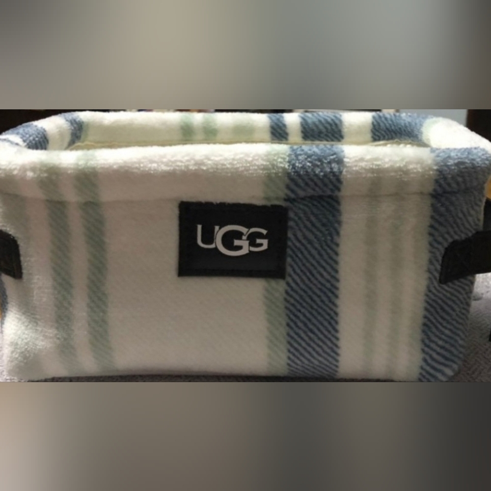 UGG towel set. (No Shower curtain, it sold).